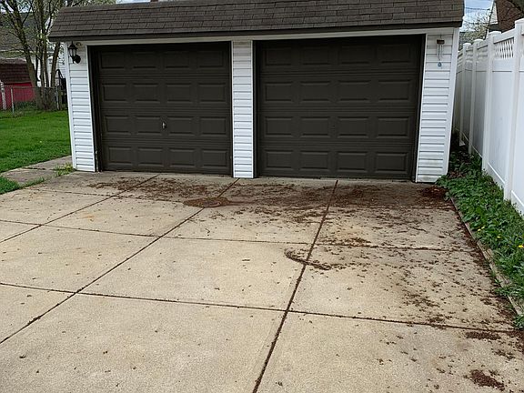 2nd image of 16141 Muskingum Blvd