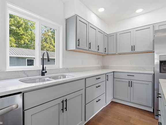 4th image of 305 W Henry St