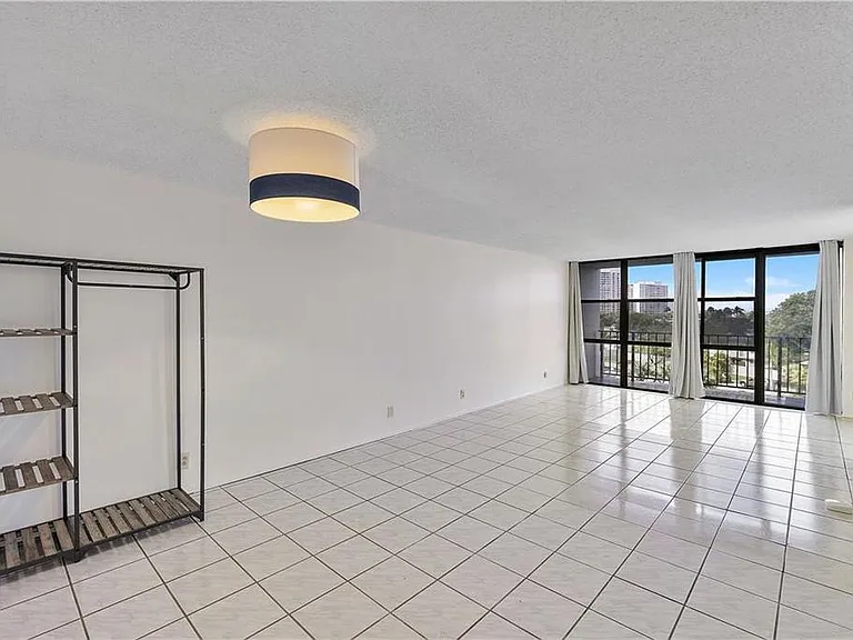 1000 Parkview Dr #507 — Photo 7
