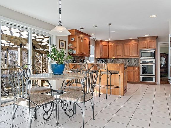 5th image of 16 Barberry Ln