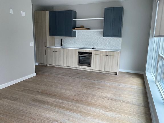 3rd image of 1204 N Clark St #305