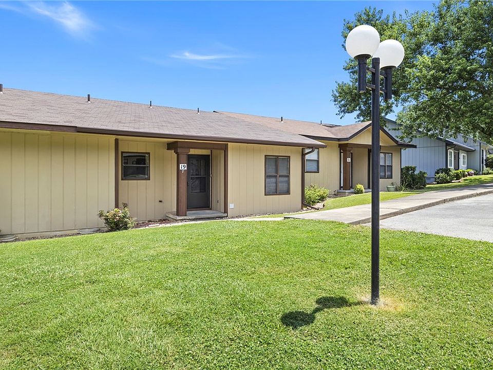 1st image of 19 Eleanor Ln