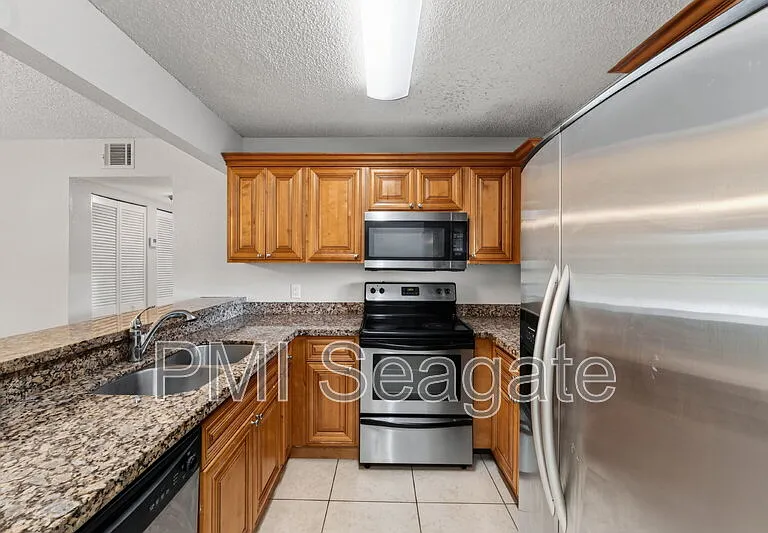 1543 Lake Crystal Dr #G — Photo 13
