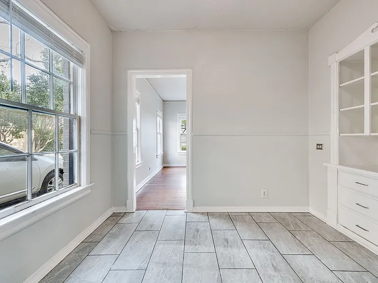 4315 Gilbert Ave — Photo 8