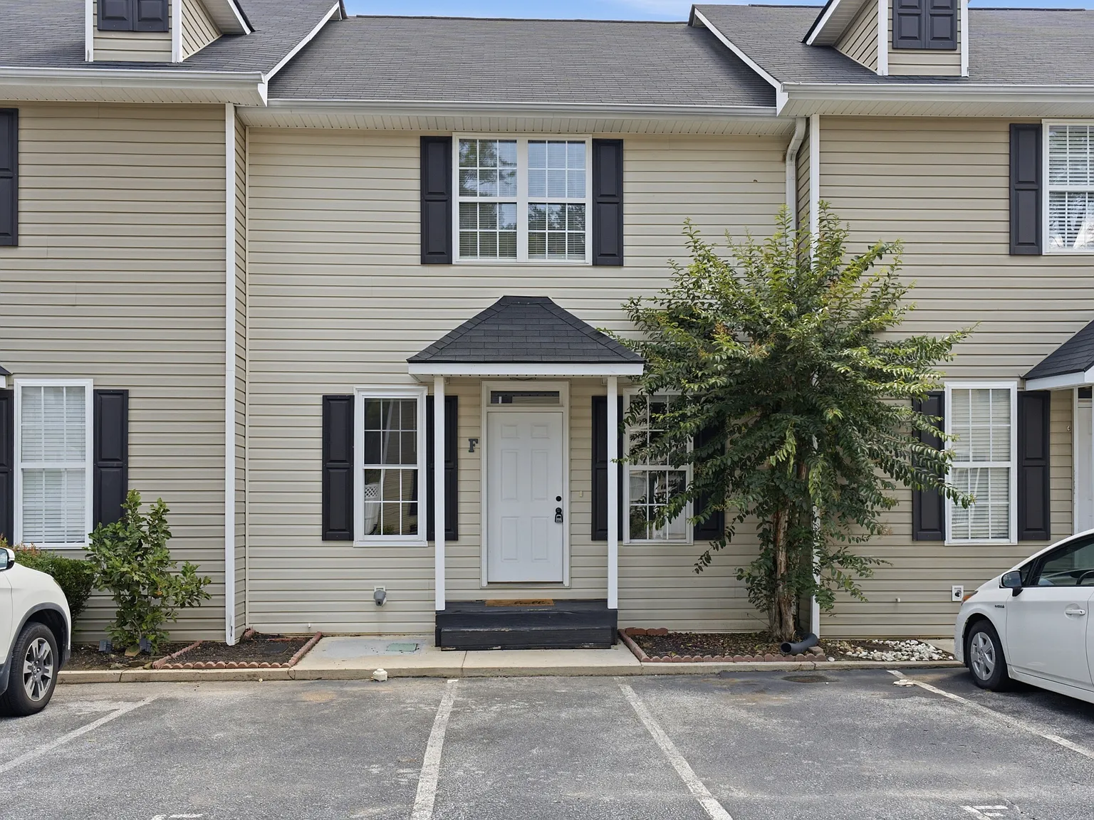 3 bed, 3.5 bath, 2376 sqft, $2,400 — Photo 1