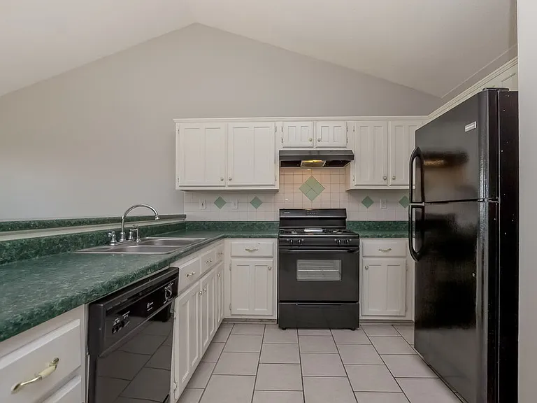 810 Lakemont Dr — Photo 4