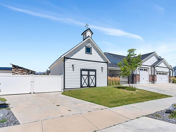 3rd image of 583 E Parker Pl