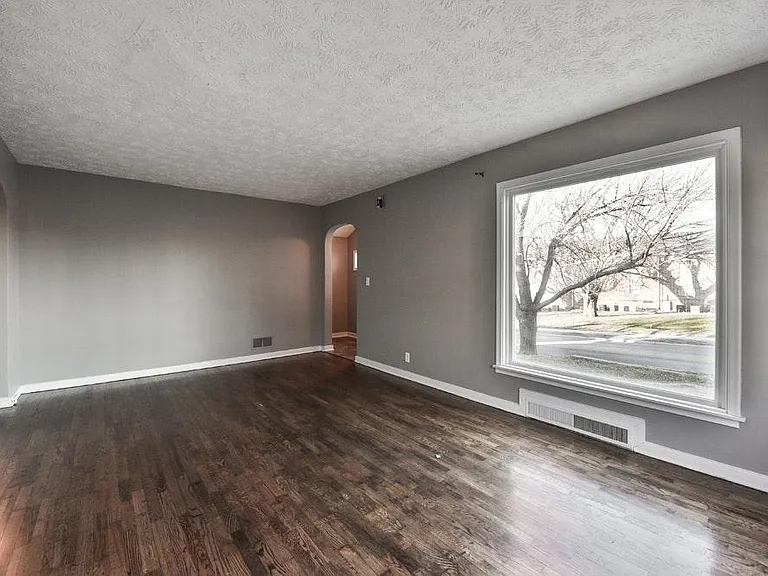 4817 S 48th St — Photo 3