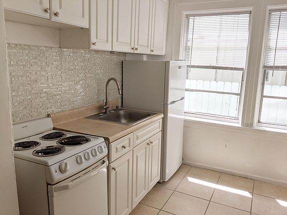 5th image of 744 Jefferson Ave APT 8