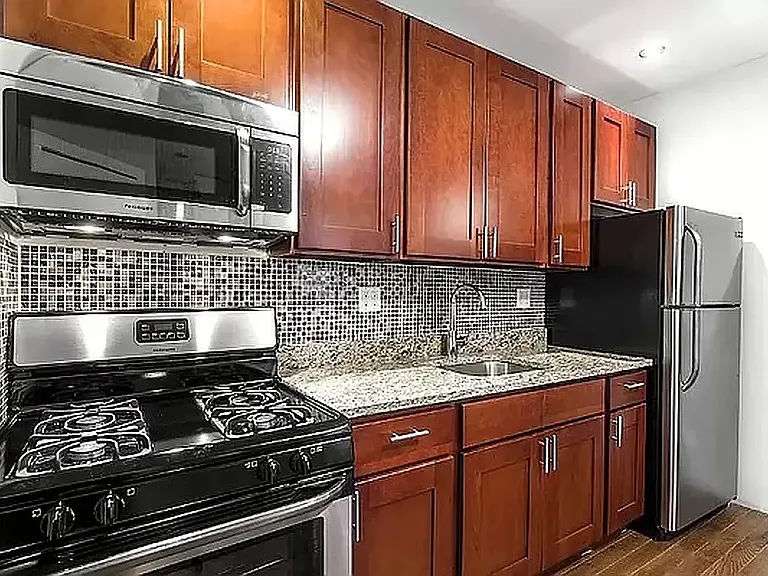 160 Sherman Ave #7 — Photo 3