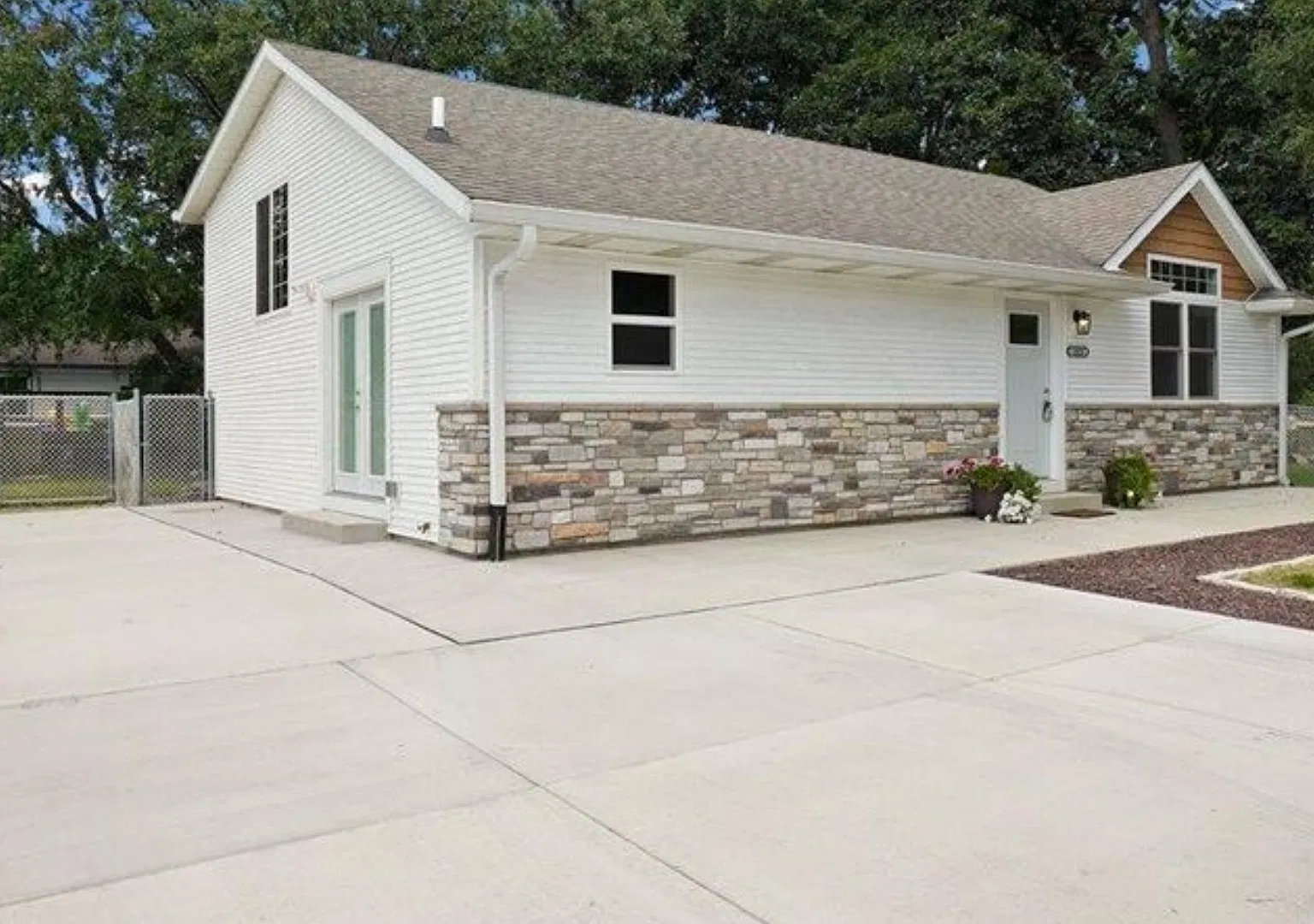 4 bed, 2.5 bath, 1800 sqft, $2,400 — Photo 1