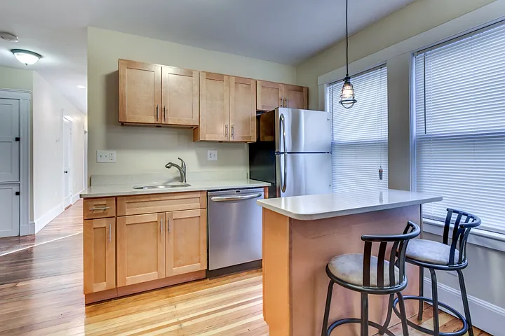 3 bed, 1000 sqft, $2,650 — Photo 3