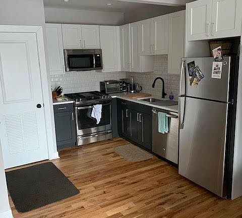 2nd image of 924 W Oakdale Ave APT 3E