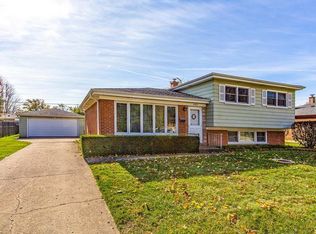 1723 W Rusty Dr, Mount Prospect, IL 60056