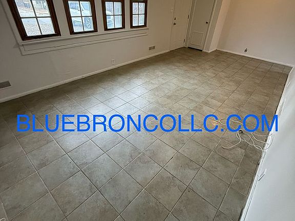 4th image of 10743 Cambridge Ave