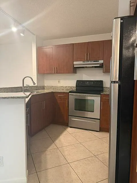 3 bed, 2.0 bath, 1160 sqft, $2,850 — Photo 3