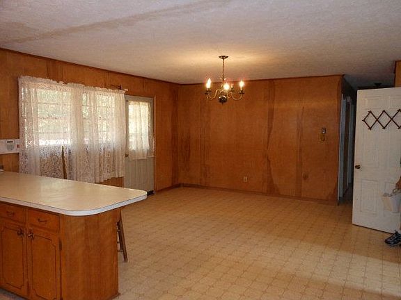 3rd image of 3016 Poplar Cir