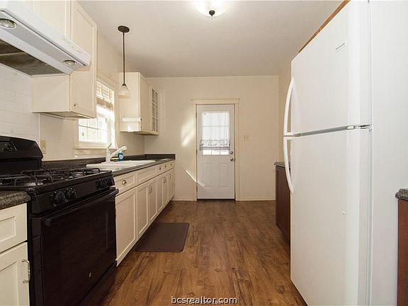 3rd image of 735 W Houston St