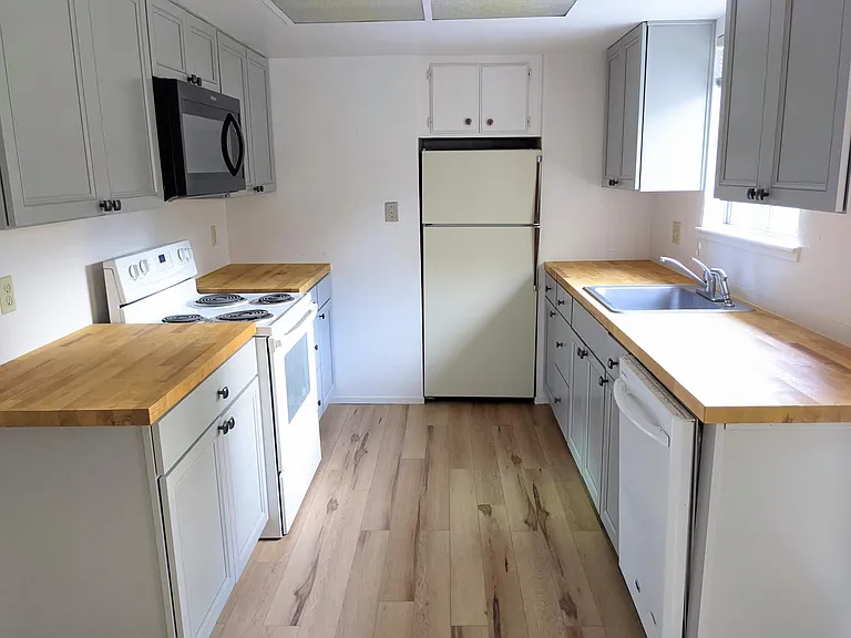 1419 Oak Ave — Photo 1