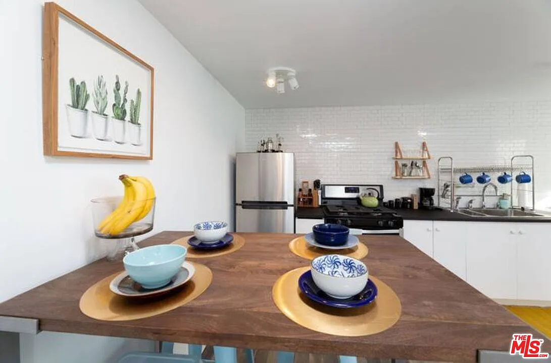 Studio, 1.0 bath, 380 sqft, $1,950 — Photo 2