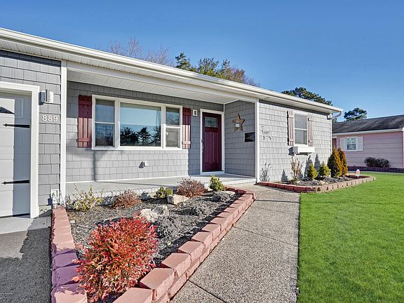 3rd image of 889 Edgebrook Dr N