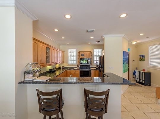 5th image of 617 Simonton St