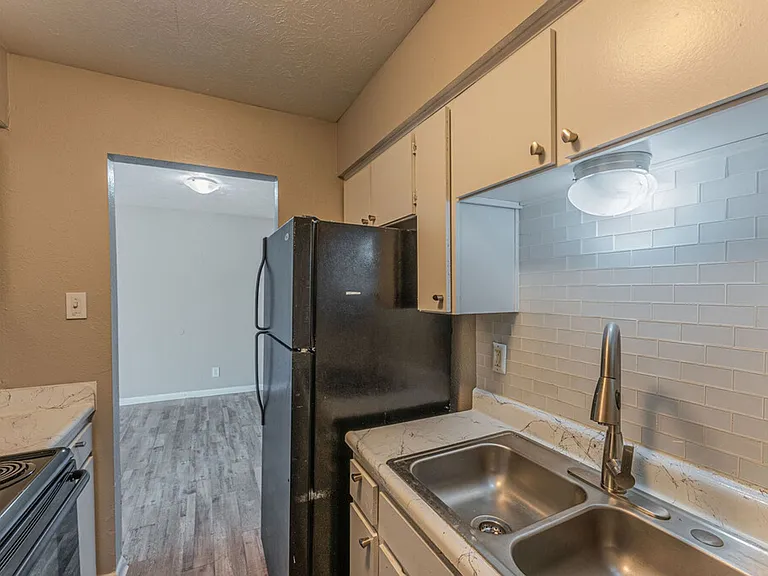 South Crest Apartments: All Bills Paid -Dazzling Dallas Apartments in Quiet Area! — Photo 6