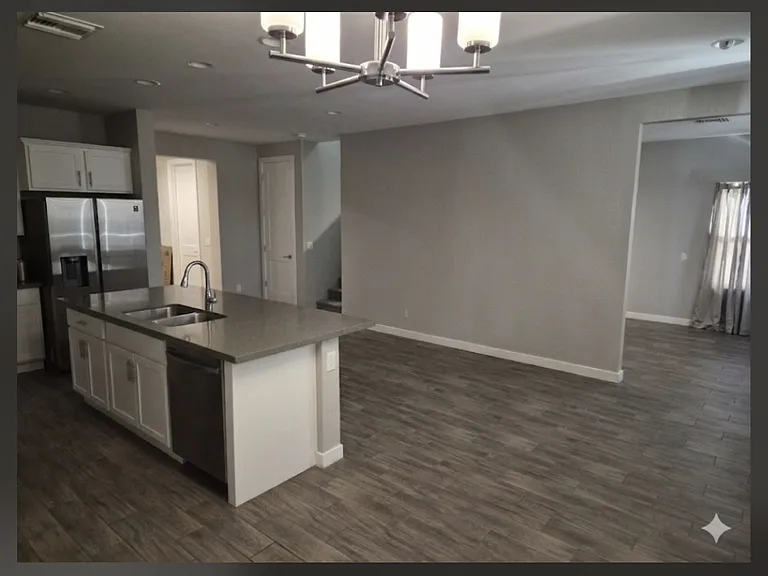 1376 E Avenida Isabela — Photo 2