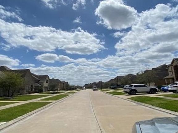 Exterior Neighborhood (street photo)