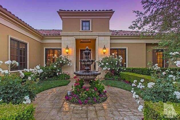 1st image of 74 Queens Garden Dr