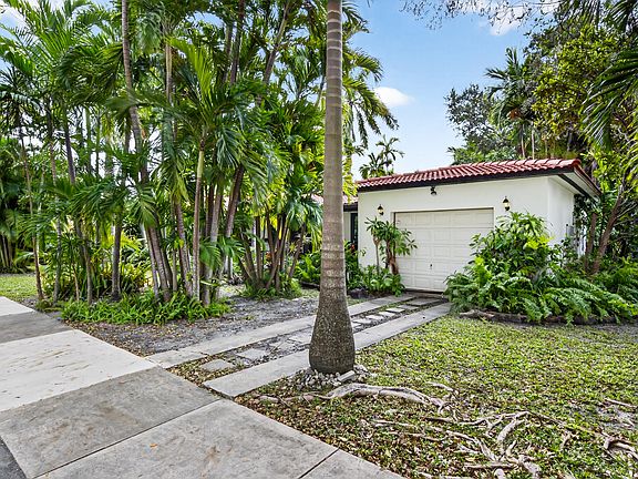 2nd image of 320 San Sebastian Avenue
