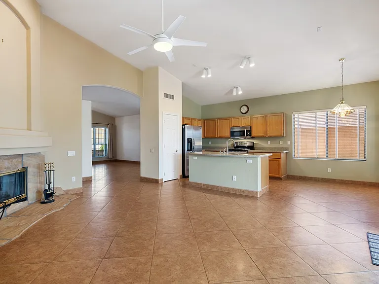 680 S Lucinda Dr — Photo 3