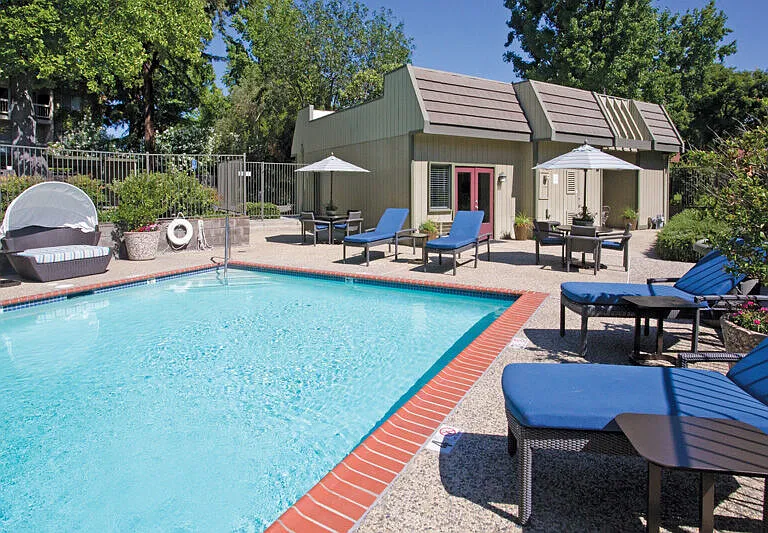 Lincoln Glen Apartments — Photo 11