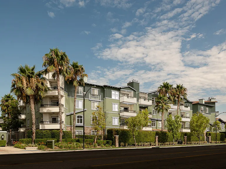 Atrio Burbank Apartments — Photo 1