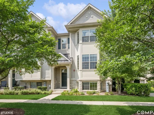 1998 Dauntless Dr, Glenview, IL 60026