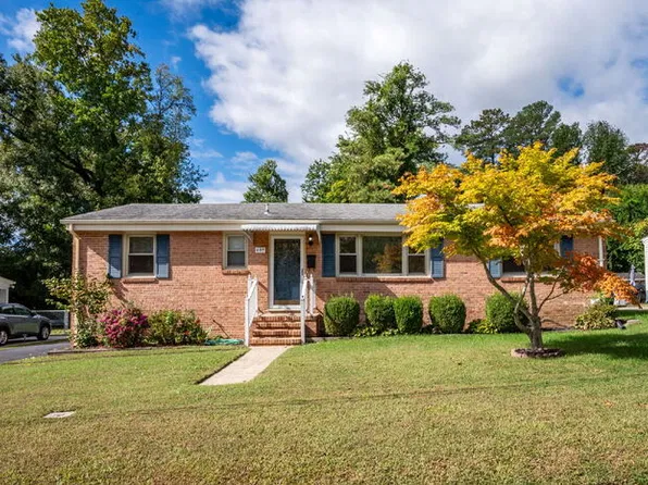 607 Old Town Dr, Colonial Heights, VA 23834