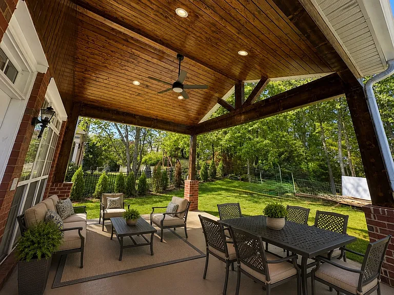 1511 Red Oak Dr — Photo 2
