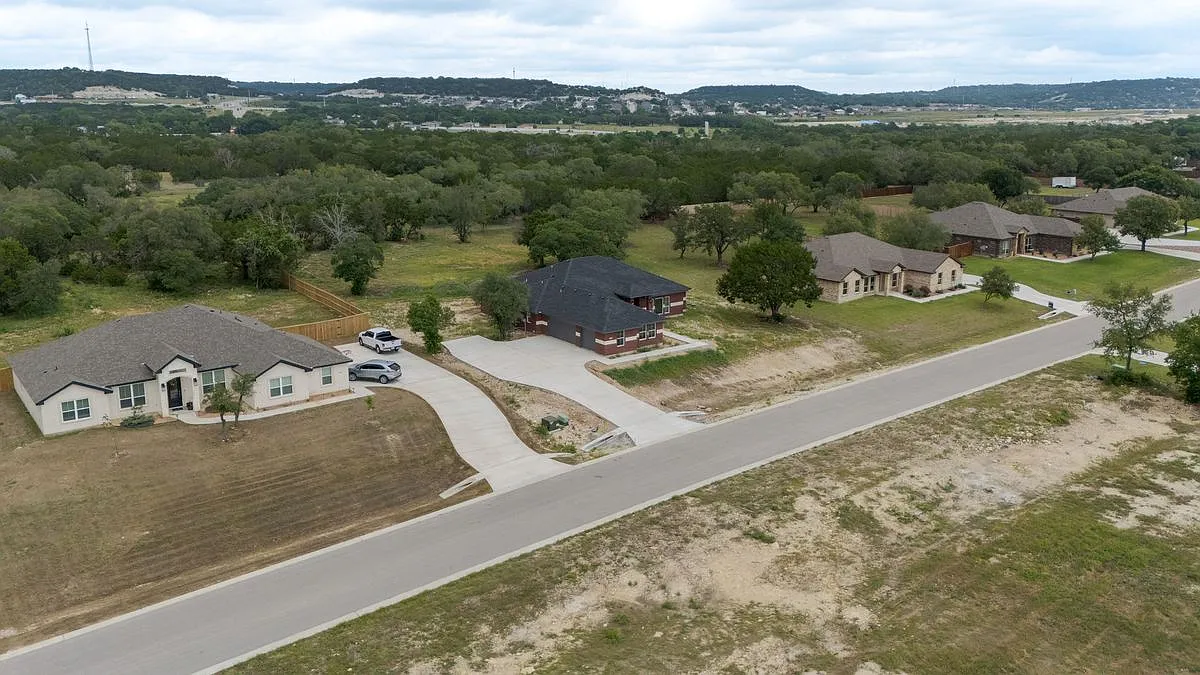4 bed, 3.0 bath, 2329 sqft, $3,000 — Photo 2