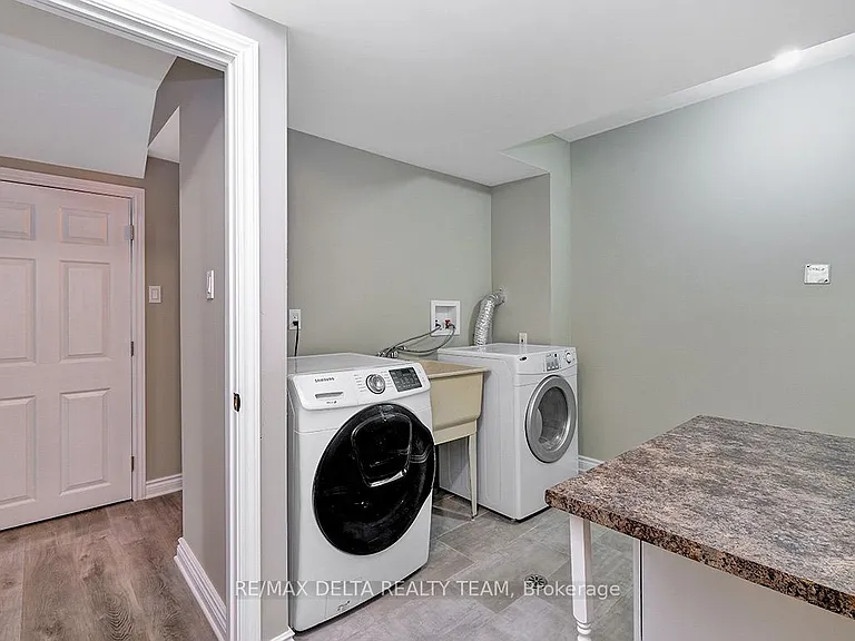 397 Phoenix Cres — Photo 31