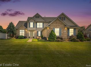 25273 Pine Ridge Dr, Brownstown, MI 48134