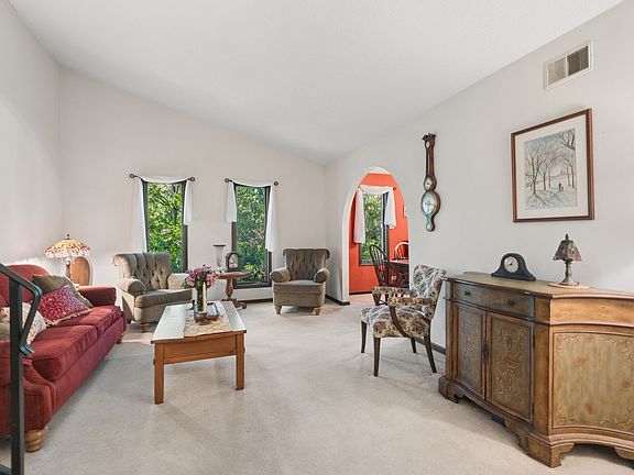 3rd image of 1003 Country Dr