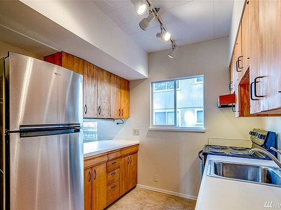 5th image of 465 Winslow Way E APT 214