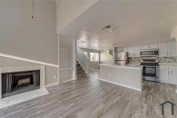 2 bed, 894 sqft, $1,400 — Photo 2