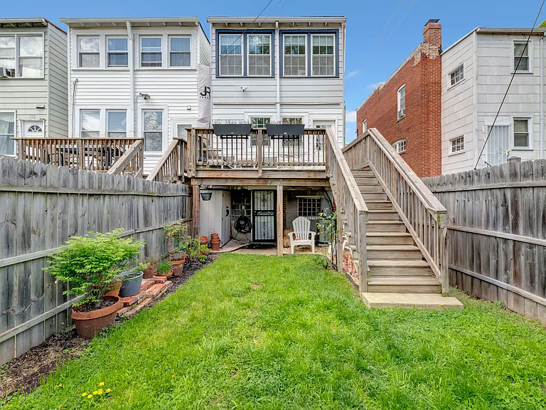 613 Girard St NE — Photo 26