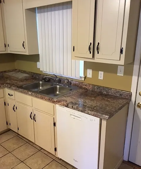 602 Freeman Dr — Photo 3