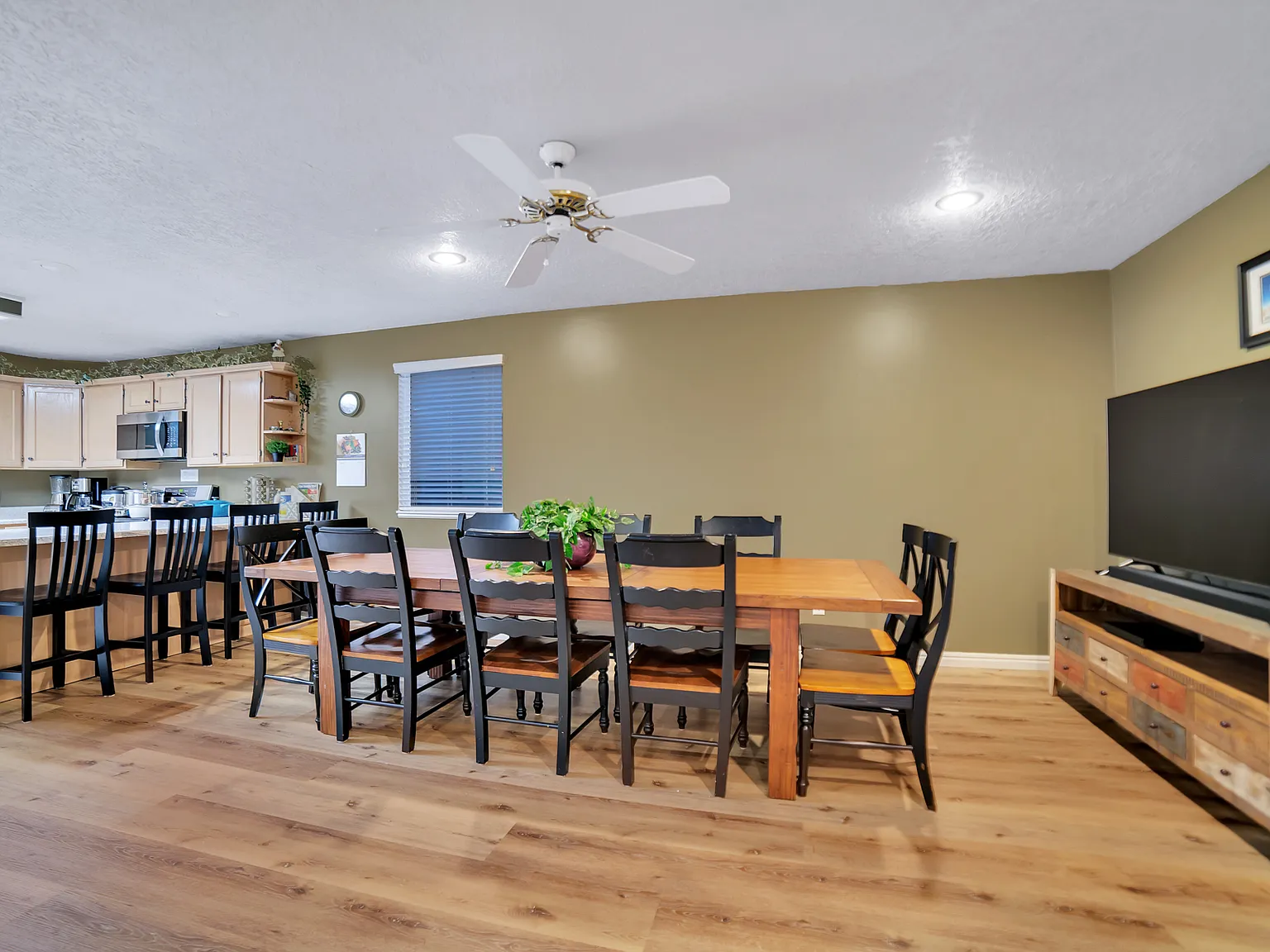 5 bed, 3.5 bath, 2855 sqft, $3,950 — Photo 2