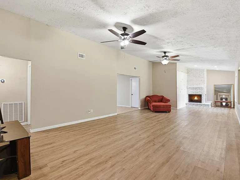 3008 Hunnington Dr — Photo 3