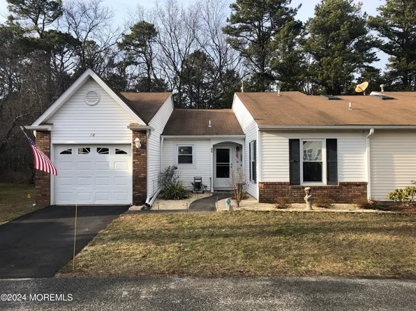 92 Chaucer Court, Lakewood, NJ 08701