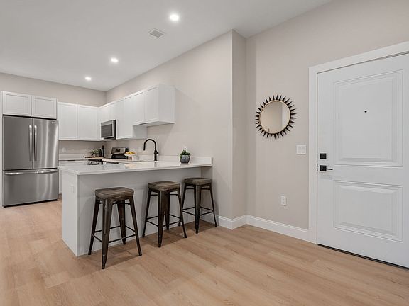 5th image of 7 Cross St #201
