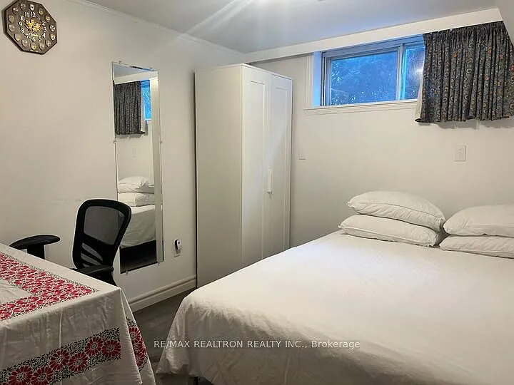 1 Sunderland Cres — Photo 4